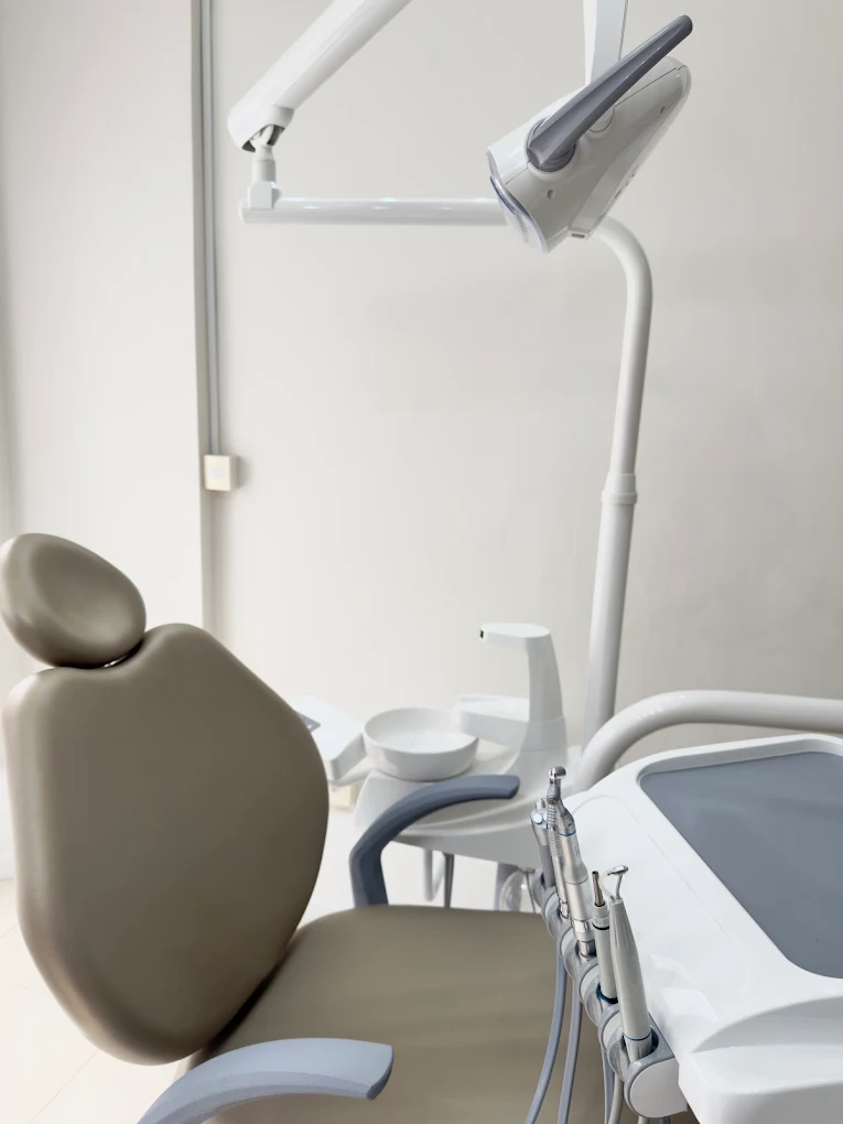 Cadeira odontológica com equipo, refletor e pontas em detalhe